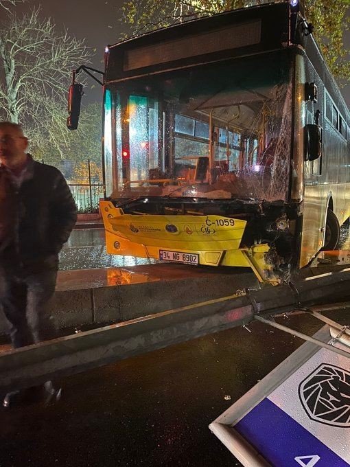 Üsküdar’da Kaygan Yolda Kontrolden Çıkan İ̇ett Otobüsü Direğe Çarptı