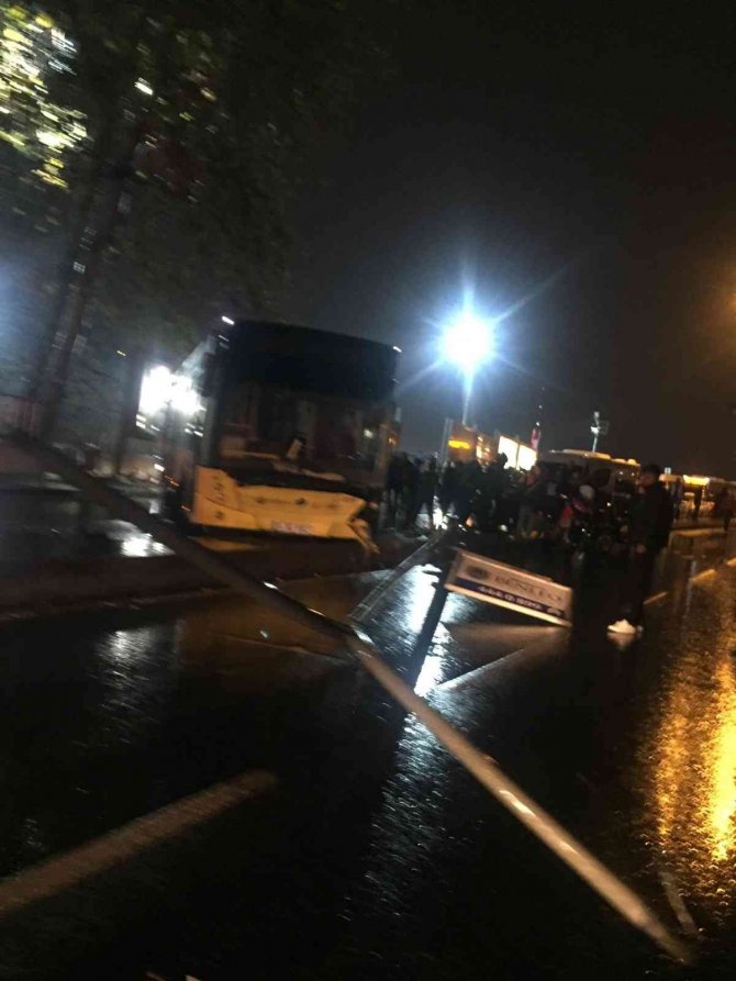 Üsküdar’da Kaygan Yolda Kontrolden Çıkan İ̇ett Otobüsü Direğe Çarptı