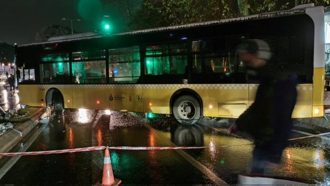Üsküdar’da Kaygan Yolda Kontrolden Çıkan İ̇ett Otobüsü Direğe Çarptı