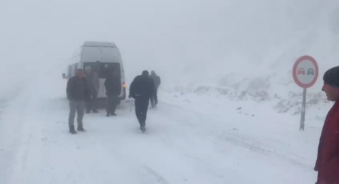 Karabet Geçidi’nde Kar Yağışı Etkili Oluyor