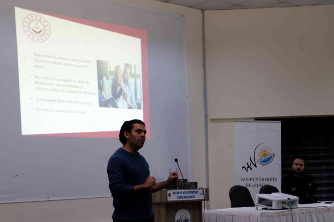 Van Büyükşehir Belediyesinden Aile İçi İletişim Semineri