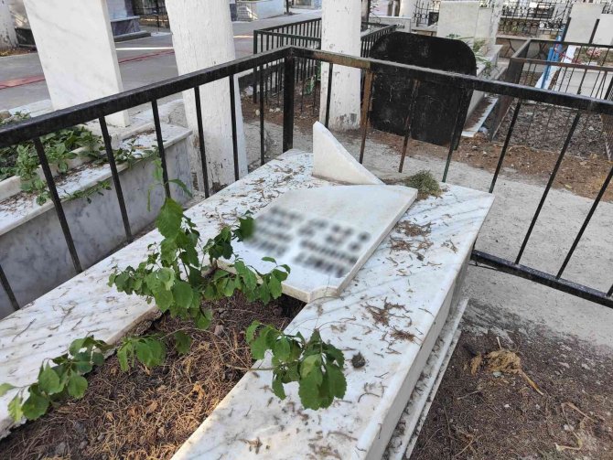 Kuşadası’nda Mezar Taşlarını Tahrip Ettiler
