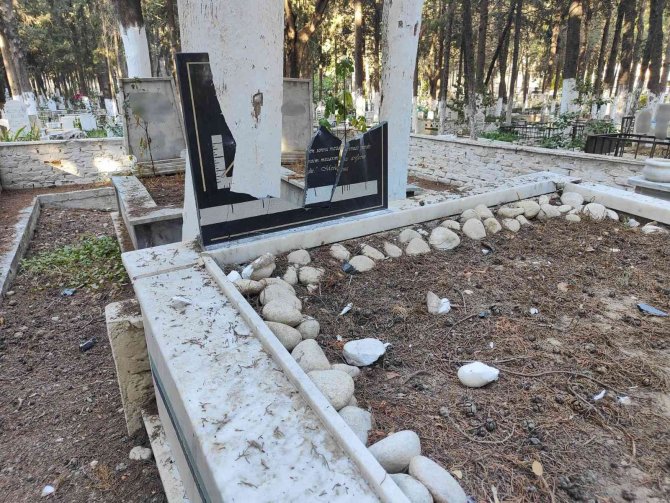 Kuşadası’nda Mezar Taşlarını Tahrip Ettiler