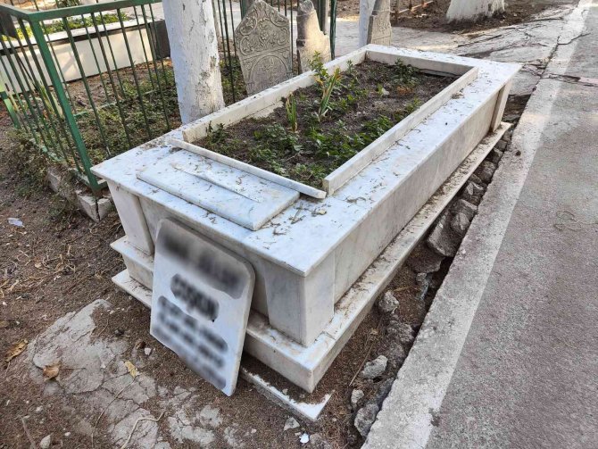 Kuşadası’nda Mezar Taşlarını Tahrip Ettiler