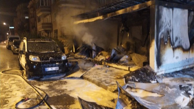 İ̇nşaat Alanındaki Konteyner Alev Alev Yandı