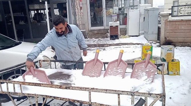 Özalp Beyaza Büründü