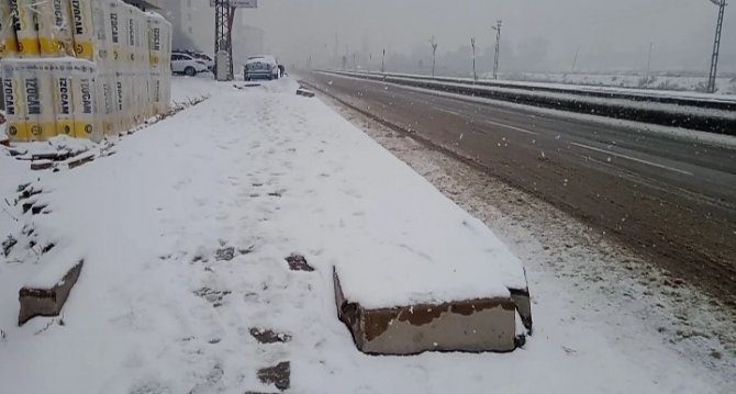 Özalp Beyaza Büründü