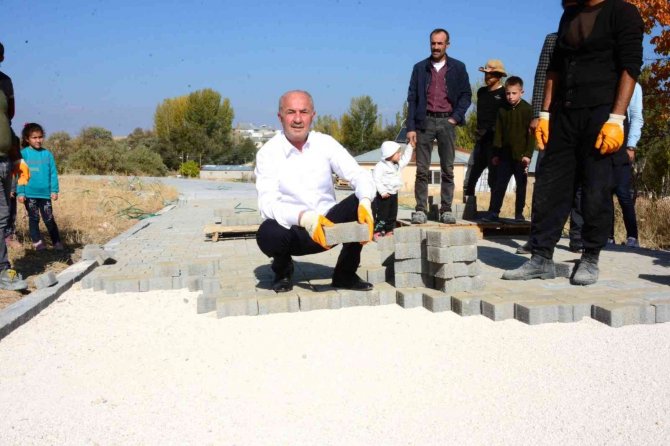 Tuşba Belediyesinden 13 Mahalleye 160 Bin Metrekare Kilit Parke Taşı