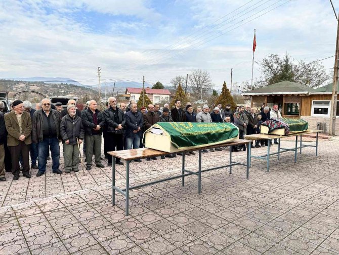 Yataklarında Ölü Bulunan Çift, Toprağa Verildi