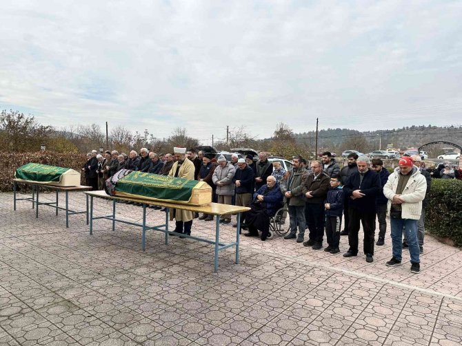Yataklarında Ölü Bulunan Çift, Toprağa Verildi