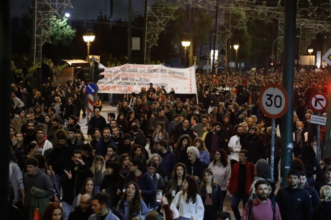 Yunanistan’da 17 Kasım Öğrenci Direnişi’nin 49. Yıl Dönümünde Yüzlerce Kişi Abd Büyükelçiliğine Yürüdü