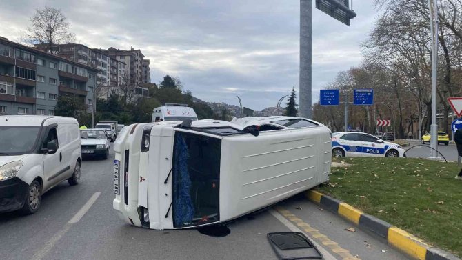 Otomobille Çarpışan Ticari Araç Devrildi: 3’ü Çocuk 5 Yaralı