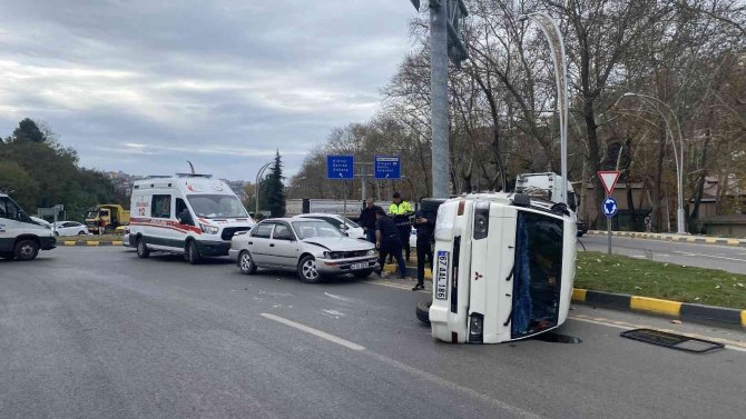 Otomobille Çarpışan Ticari Araç Devrildi: 3’ü Çocuk 5 Yaralı