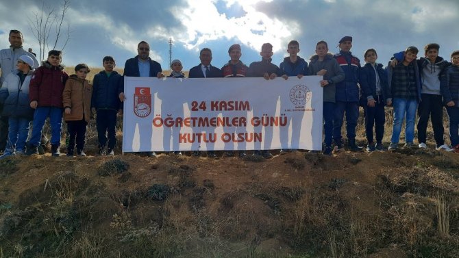 24 Kasım Öğretmenler Günü Hatırasına Fidanlar Toprakla Buluşturuldu