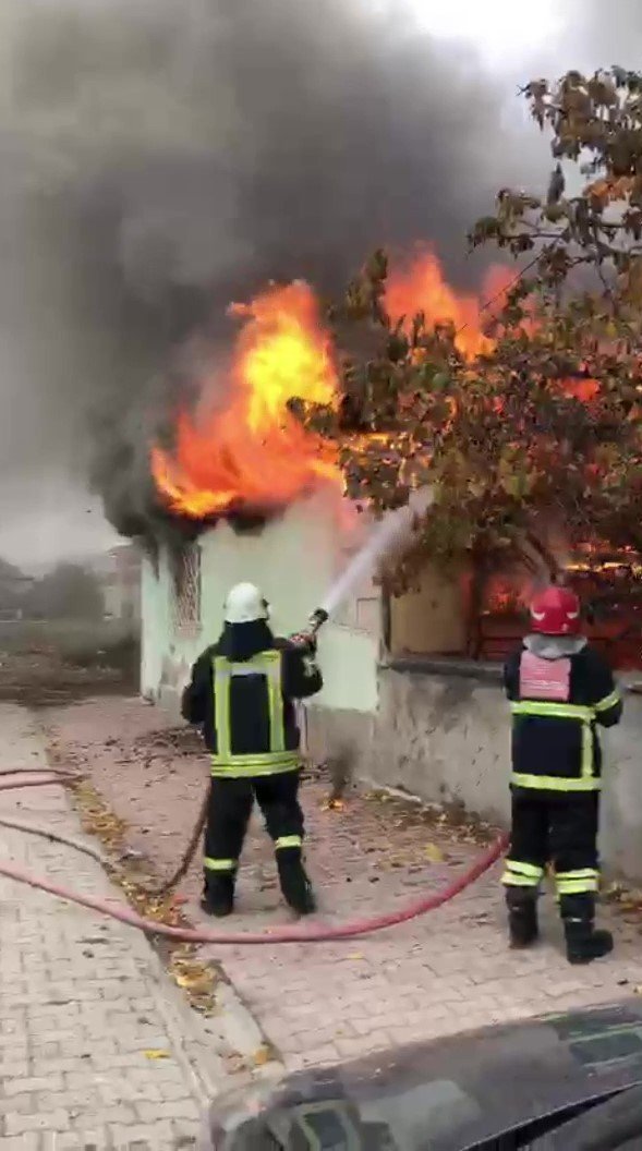 Suluova’da Ahşap Ev Alev Alev Yandı