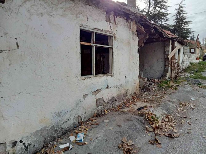 Gecekondusu ‘Yeşil Alan’ Yapılacağı İçin Yıkılan Engelli Adamdan Çankaya Belediyesine Tepki: “Ben Nerede Yaşayacağım”