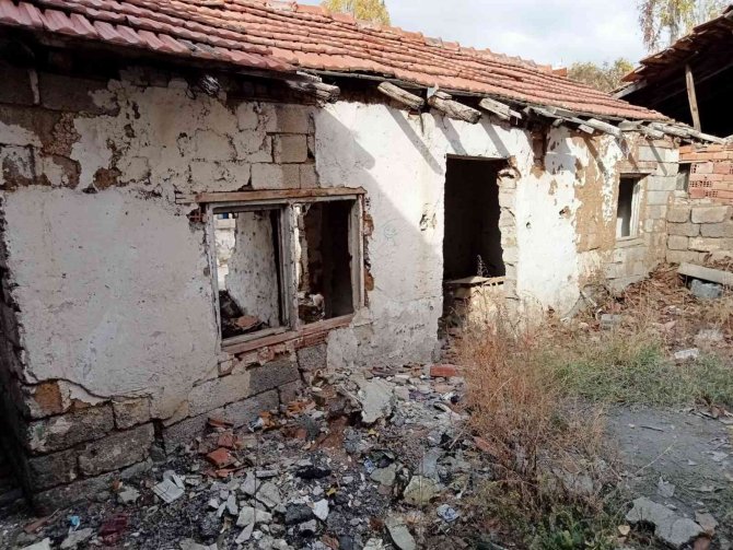 Gecekondusu ‘Yeşil Alan’ Yapılacağı İçin Yıkılan Engelli Adamdan Çankaya Belediyesine Tepki: “Ben Nerede Yaşayacağım”