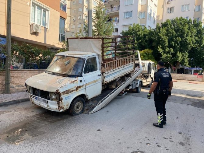Antalya’da Uygunsuz Park Eden Ve Hurda Araçlar Sorgulandı