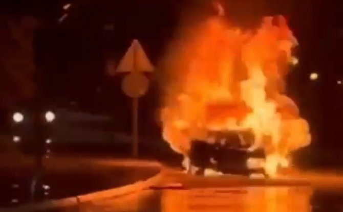 Seyir Halindeki Otomobil Alev Topuna Döndü