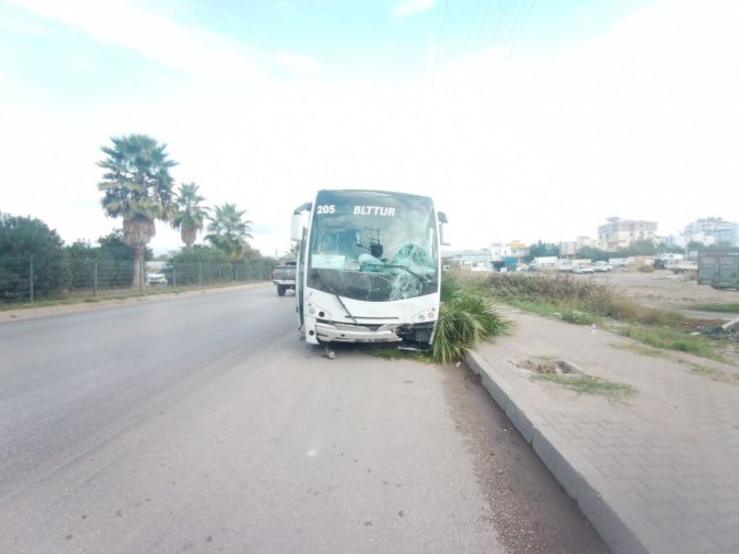 Havalimanına Turistleri Taşıyan Midibüs Karşı Şeride Geçti, Kaza Ucuz Atlatıldı