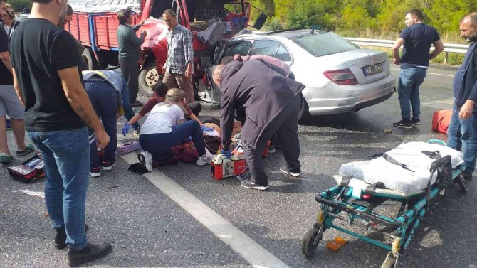 Antalya’da Kamyonet İle Otomobil Kafa Kafaya Çarpıştı: 2 Ölü, 1’i Ağır 6 Yaralı