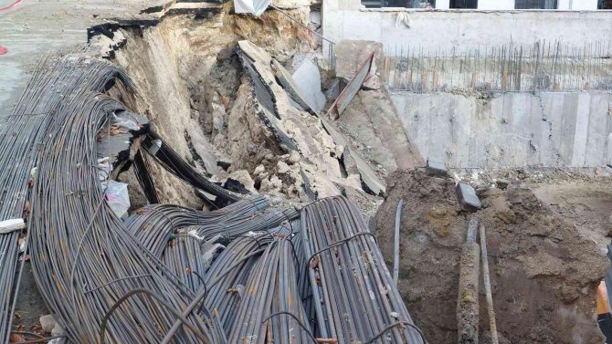 Avcılar’da İnşaat Duvarı İle Birlikte Yol Çöktü
