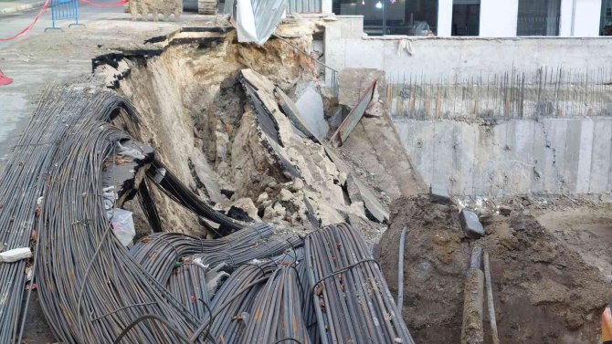 Avcılar’da İnşaat Duvarı İle Birlikte Yol Çöktü