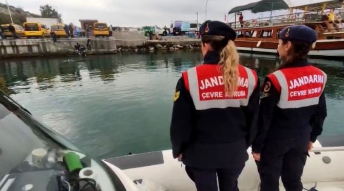 Kuşadası’nda Jandarma Ekiplerince Deniz Dip Temizliği Gerçekleştirildi