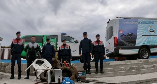 Kuşadası’nda Jandarma Ekiplerince Deniz Dip Temizliği Gerçekleştirildi
