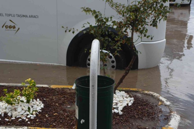 Ayvalık’ta Sağanak Yağış Hayatı Olumsuz Etkiledi