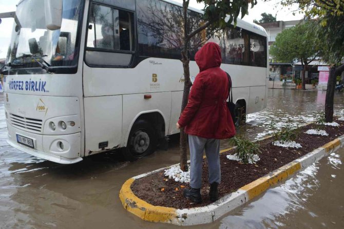 Ayvalık’ta Sağanak Yağış Hayatı Olumsuz Etkiledi