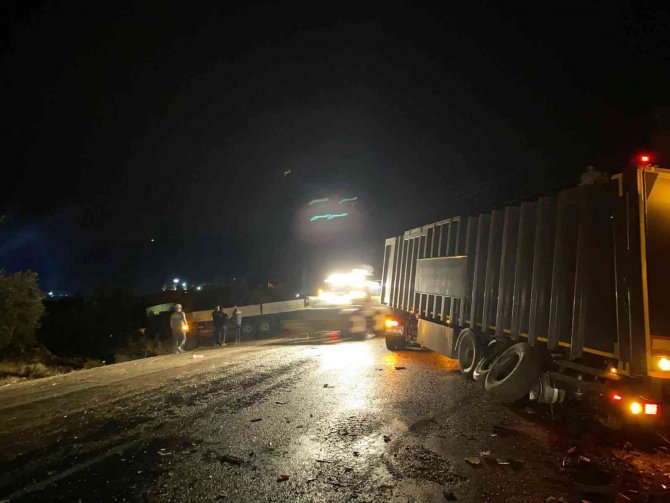 Erdek’te Tır İle Kamyon Çarpıştı, 1 Tır İse Tarlaya Uçtu
