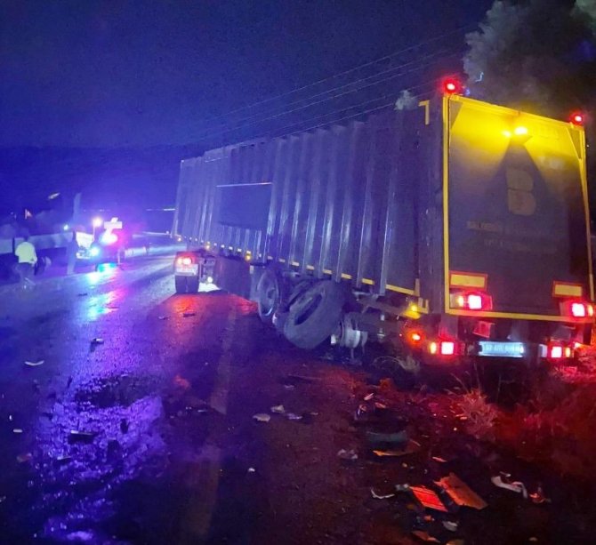 Erdek’te Tır İle Kamyon Çarpıştı, 1 Tır İse Tarlaya Uçtu