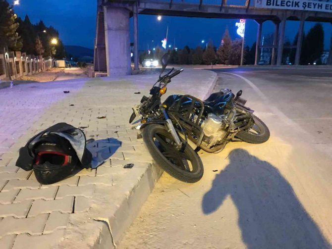 Bilecik’te Minibüs İle Motosikletin Çarpışması Sonucu 1 Kişi Yaralandı