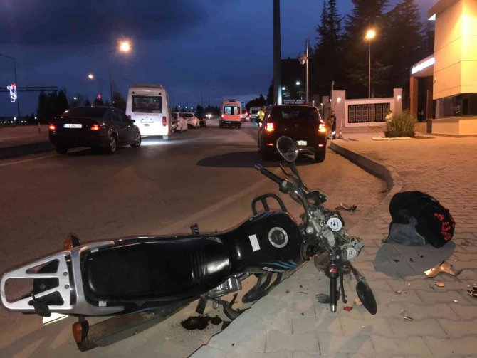 Bilecik’te Minibüs İle Motosikletin Çarpışması Sonucu 1 Kişi Yaralandı