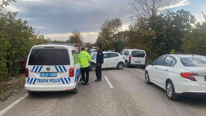 Bursa’da Otomobiller Kafa Kafaya Çarpıştı, Ortalık Savaş Alanına Döndü