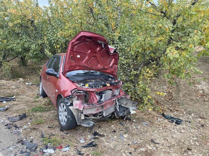 Bursa’da Otomobiller Kafa Kafaya Çarpıştı, Ortalık Savaş Alanına Döndü
