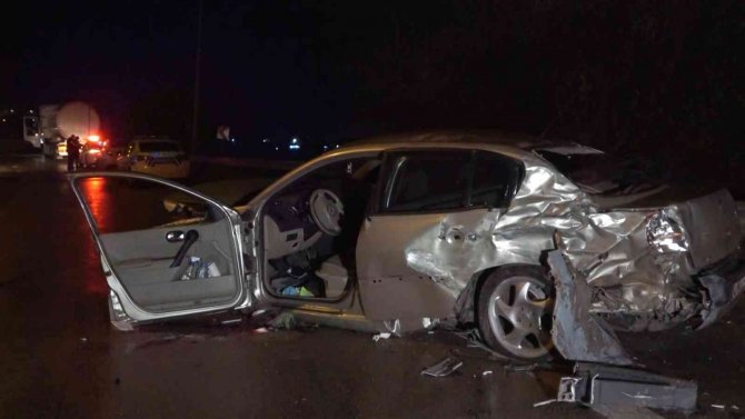 Bursa’da Bariyerlere Vuran Otomobile Arkadan Gelen Tır Çarptı: 1’i Ağır 2 Yaralı
