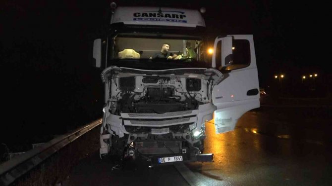 Bursa’da Bariyerlere Vuran Otomobile Arkadan Gelen Tır Çarptı: 1’i Ağır 2 Yaralı