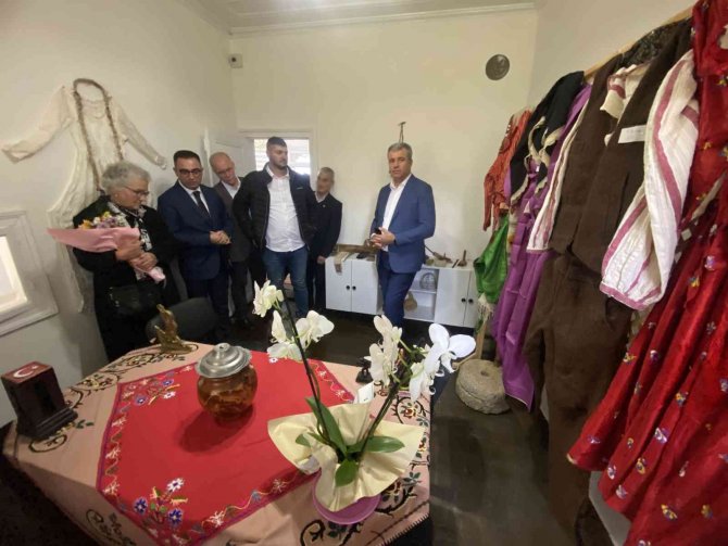 Biga Mor Salkımlı Kültür Evi Açıldı