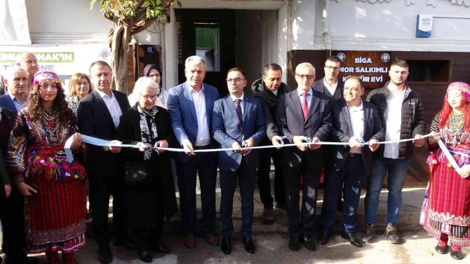 Biga Mor Salkımlı Kültür Evi Açıldı