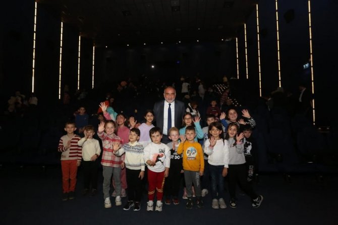 Başkan Ve Çocuklar ‘Aslan Hürkuş Görevimiz Gökbey’i İzledi