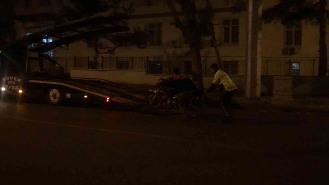 Edirne’de Motosiklet Park Halindeki Araca Çarptı: 2 Yaralı