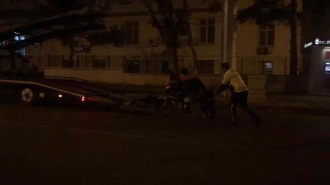 Edirne’de Motosiklet Park Halindeki Araca Çarptı: 2 Yaralı