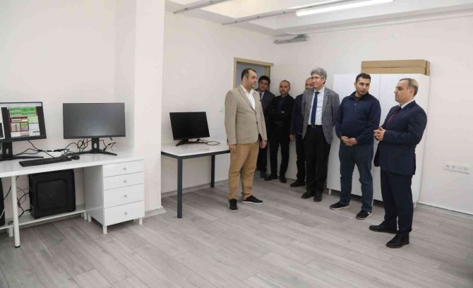 Rektör Altun, Araştırma Merkezleri Ve Laboratuvarlarını Ziyaret Etti