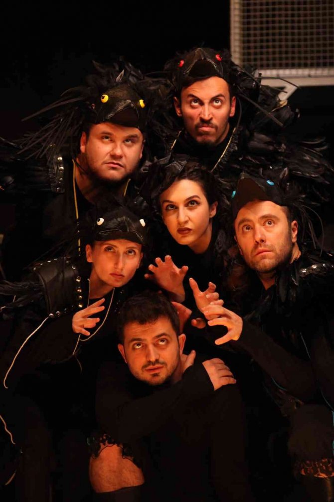 Eskişehir Sui Generis Tiyatro, Yeni Sezon Tiyatro Oyunu ‘Kargalar’ Prömiyer Yaptı