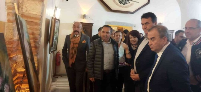 Ev Hanımlığını Ressamlığı Taşıyan Sema Çakır, Renkleri Tablolarında Dans Ettirdi