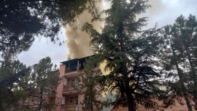 Gediz’de Çatı Katı Yangını Korkuttu