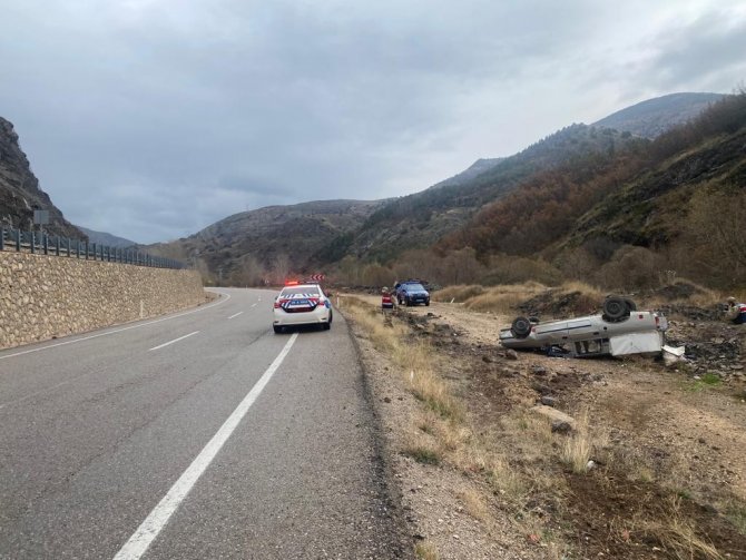 Virajı Alamayan Kamyonet Şarampole Devrildi: 1 Yaralı