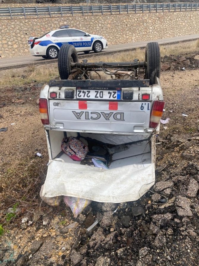 Virajı Alamayan Kamyonet Şarampole Devrildi: 1 Yaralı